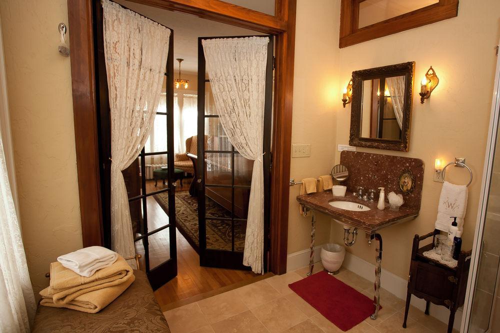 Westphal Mansion Inn Bed & Breakfast Hartford ภายนอก รูปภาพ