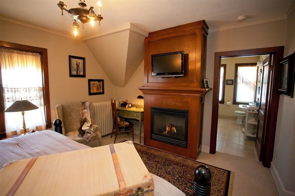 Westphal Mansion Inn Bed & Breakfast Hartford ภายนอก รูปภาพ