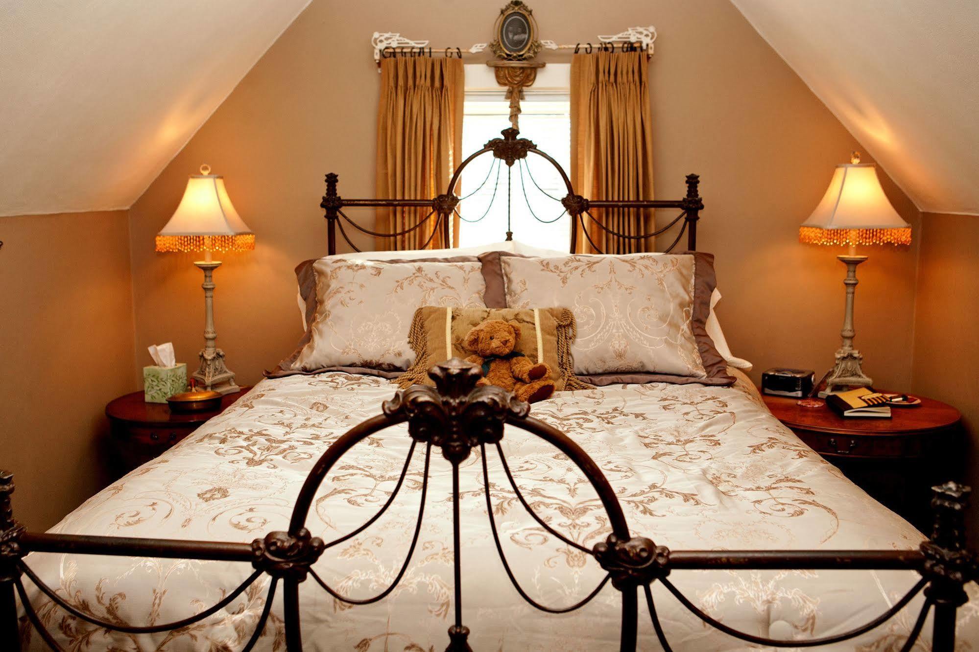 Westphal Mansion Inn Bed & Breakfast Hartford ภายนอก รูปภาพ